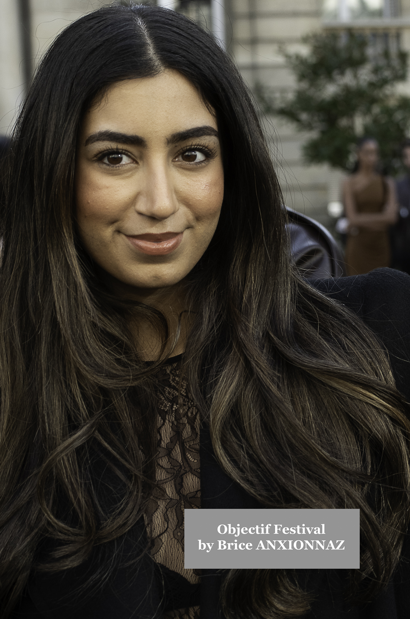 Photo streetstyle de Mary Charteris - Streetstyle photos of guest arrivals at the Nina Ricci show lors du défilé Nina Ricci Spring 2025 à Streetstyle-photos-of-guest-arrivals-at-the-Nina-Ricci-show, Paris Fashion Week le 7 March 2025 par Brice ANXIONNAZ (Objectif Festival)